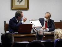 jose maria borrel entrega una placa como recuerdo de la sesion a luis miguel tobajas